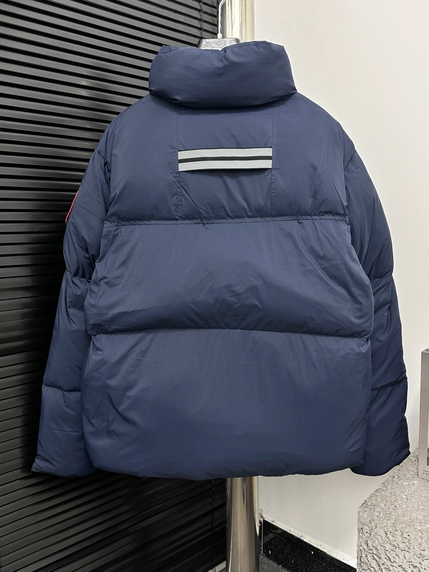 P840 【Canada gooes】Large Goose Sleeve Stand Collar Down Jacket Lawrence down jacket provides basic protection for daily adventures. Delicately soft fabric, this is a water-repellent fabric that is soft to the touch yet durable. Filled with extremely fluffy white duck down. This piece has a quilted body and structured down. Padded collar and reflective double-stripe grip tape. Extended hem and tucked-in inner rib-knit cuffs. Size: XS-2XL